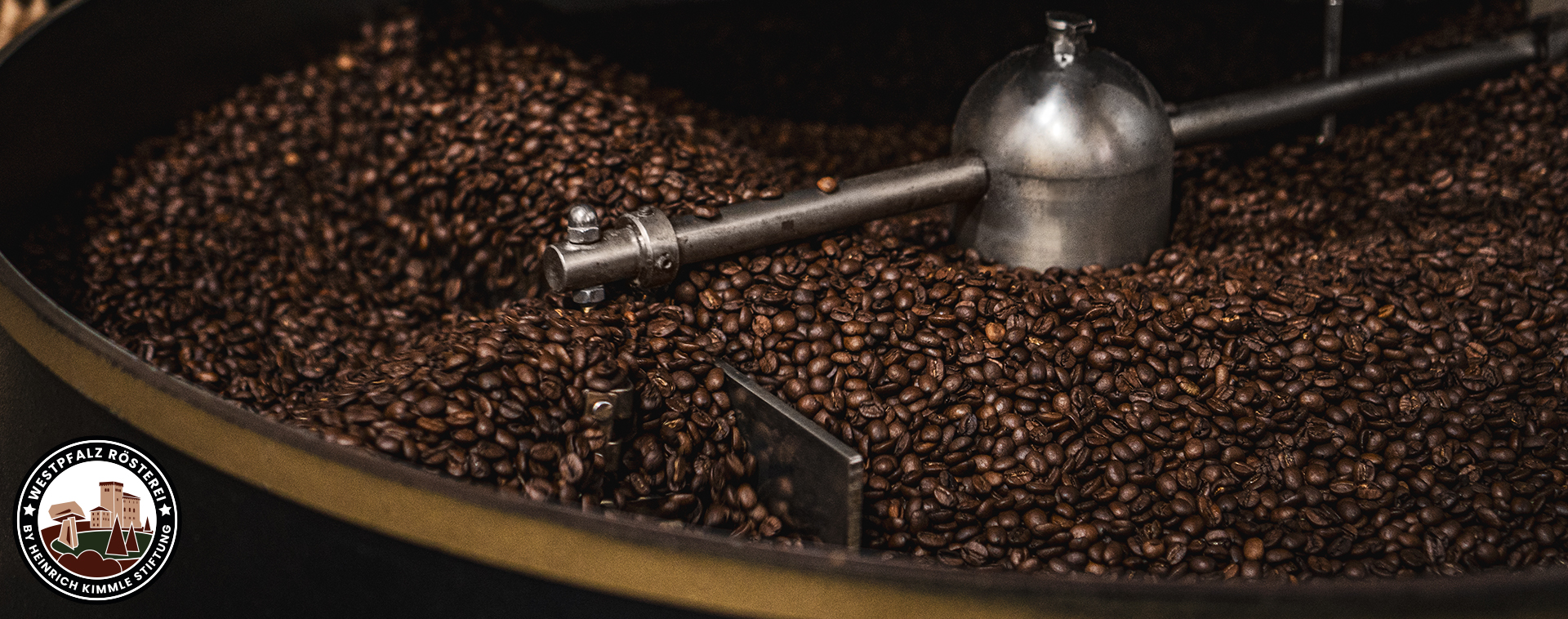 Kaffeerösterei Banner mit geröstetem Kaffee im Röster
