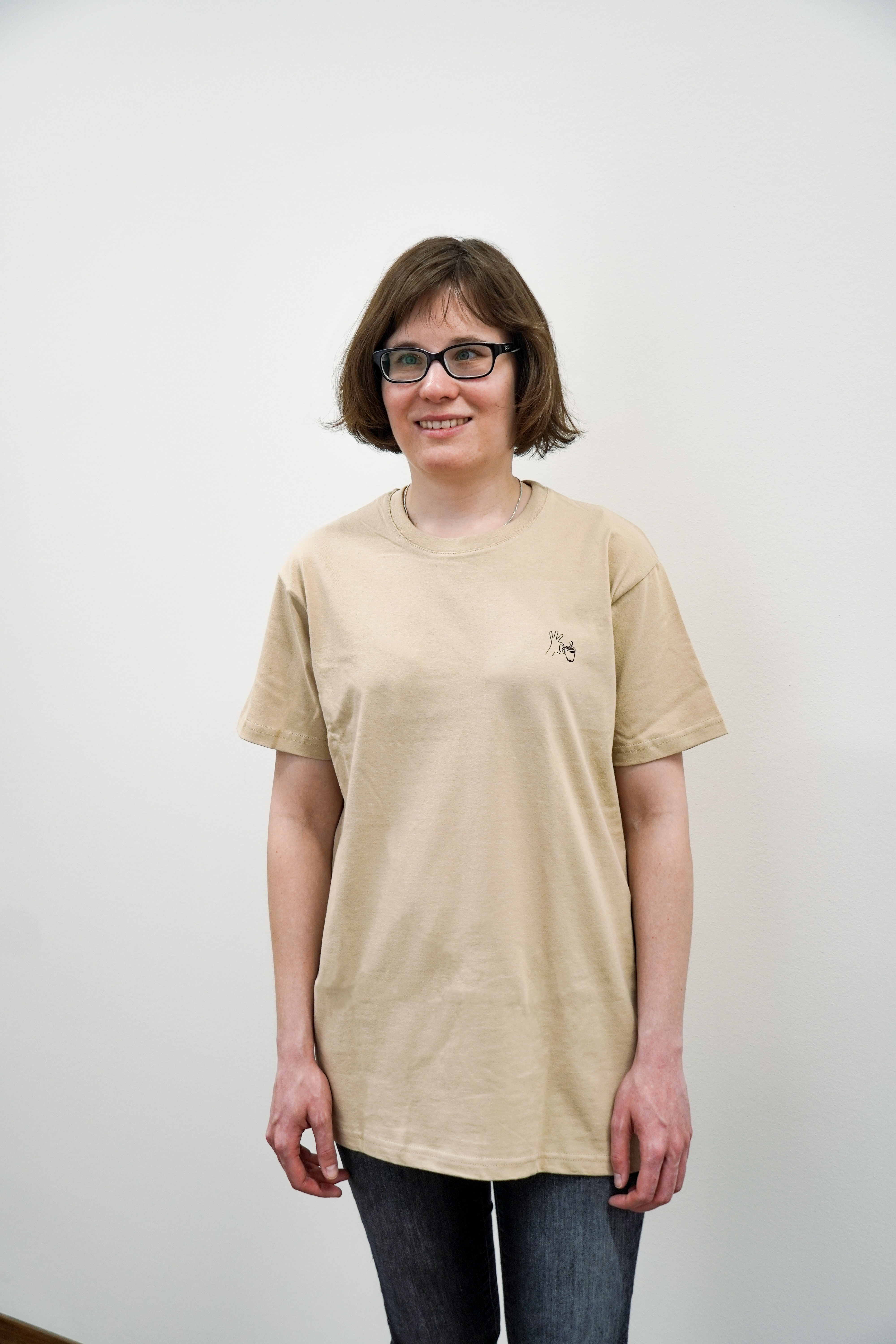 Foto von Frau mit Westpfalzrösterei T-Shirt beige mit Kaffeetasse in Hand Aufdruck