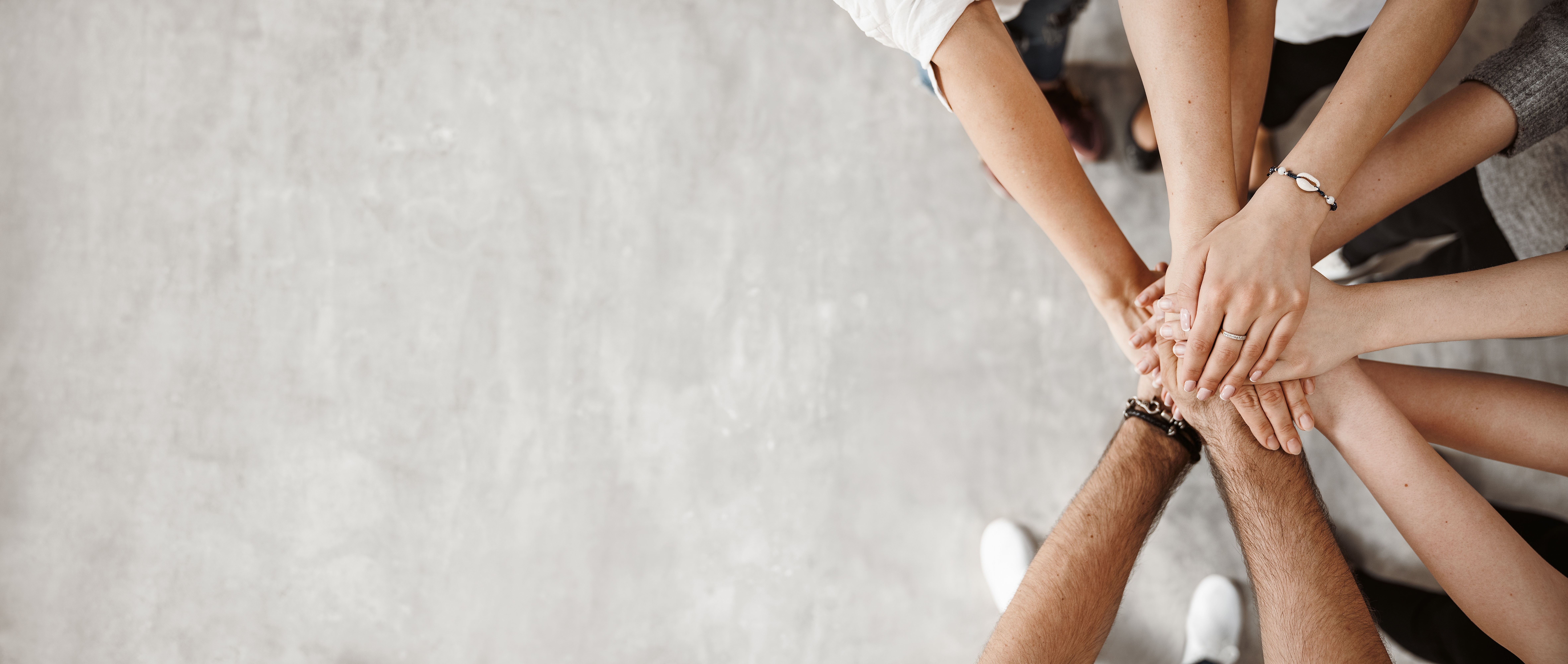 Aufeinander liegende Hände