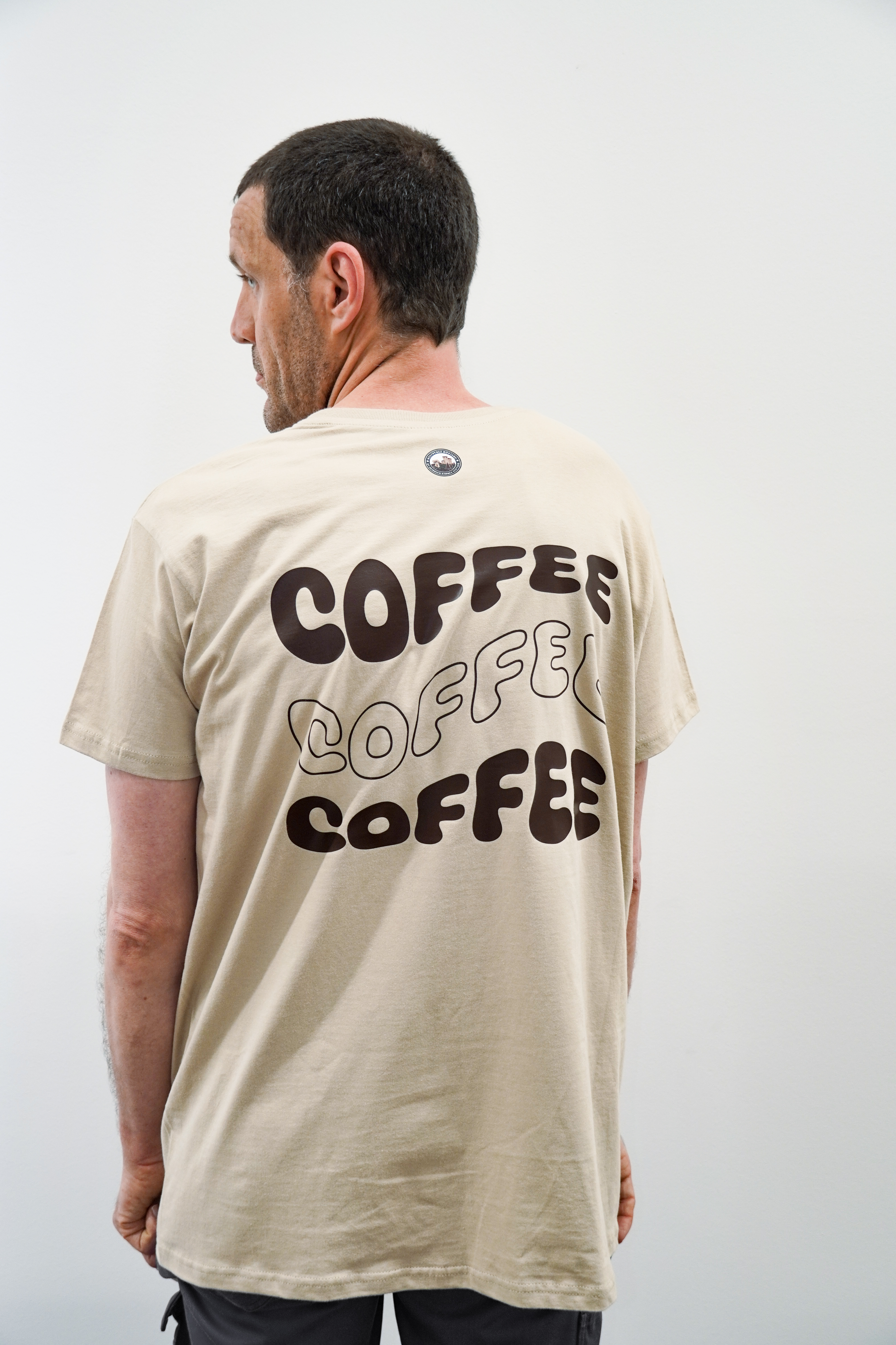 Foto von Mann mit Westpfalzrösterei T-Shirt beige mit Coffee Aufdruck