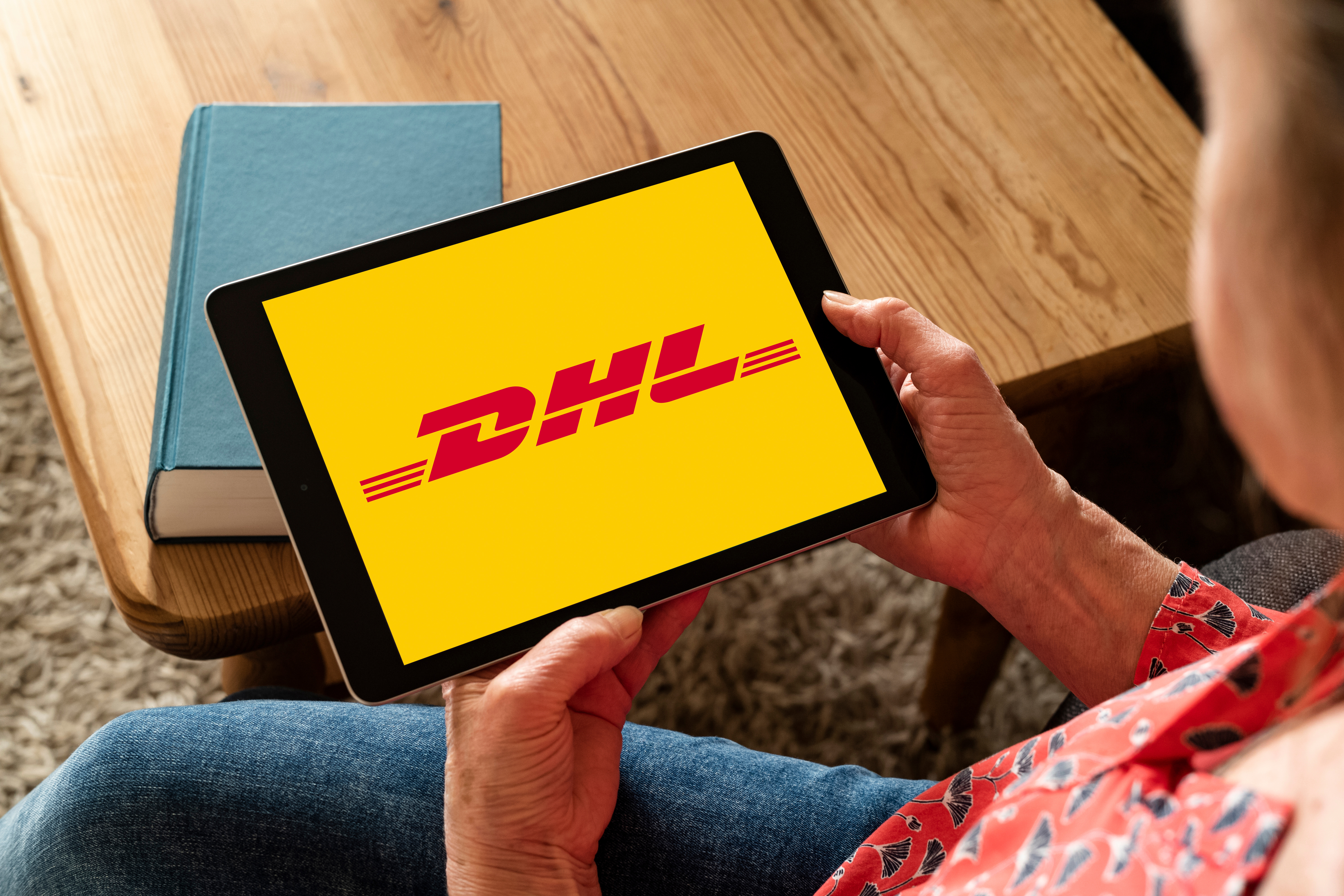 DHL Logo auf Tablet