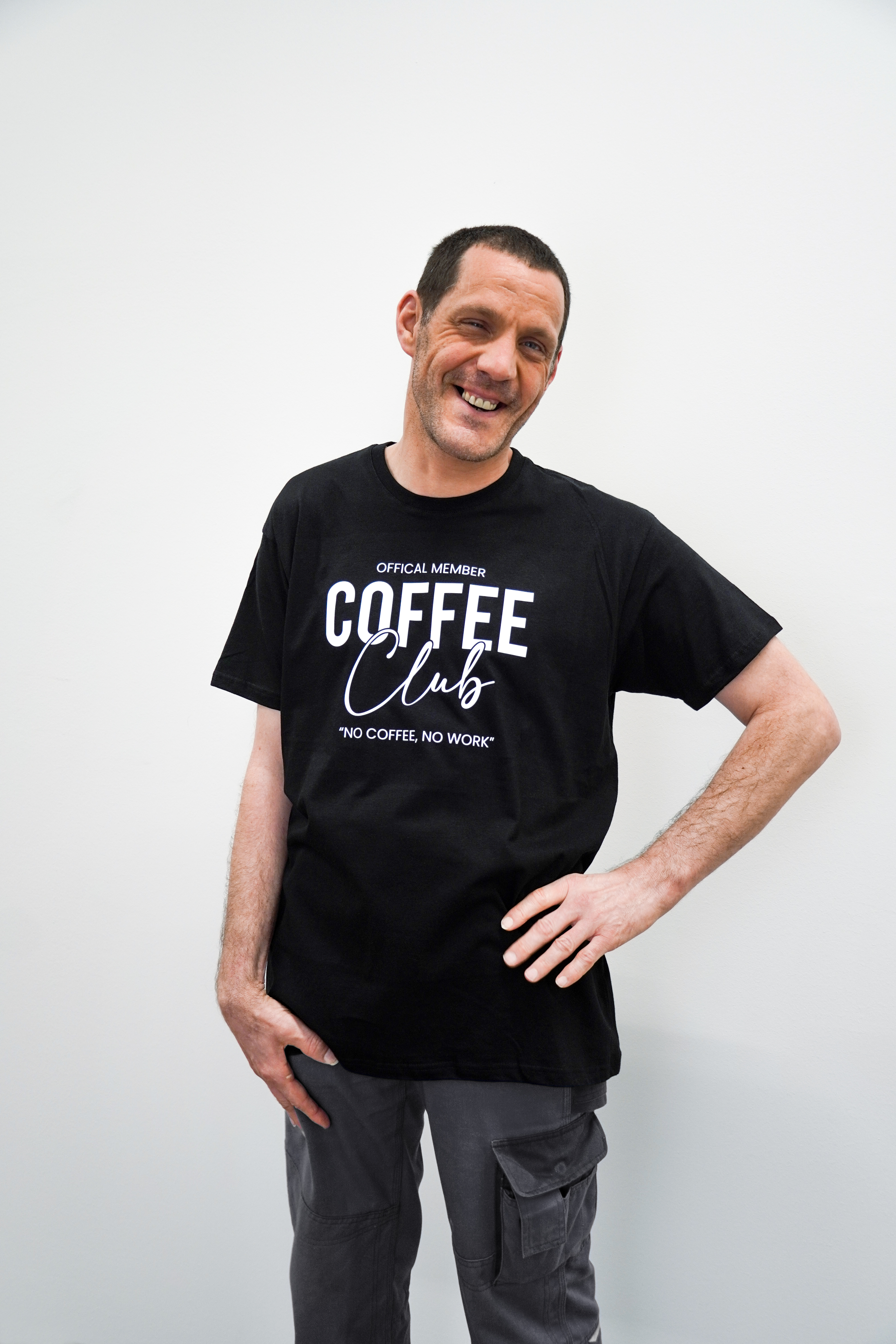 Foto von Mann mit Westpfalzrösterei T-Shirt schwarz mit Coffee Club Aufdruck