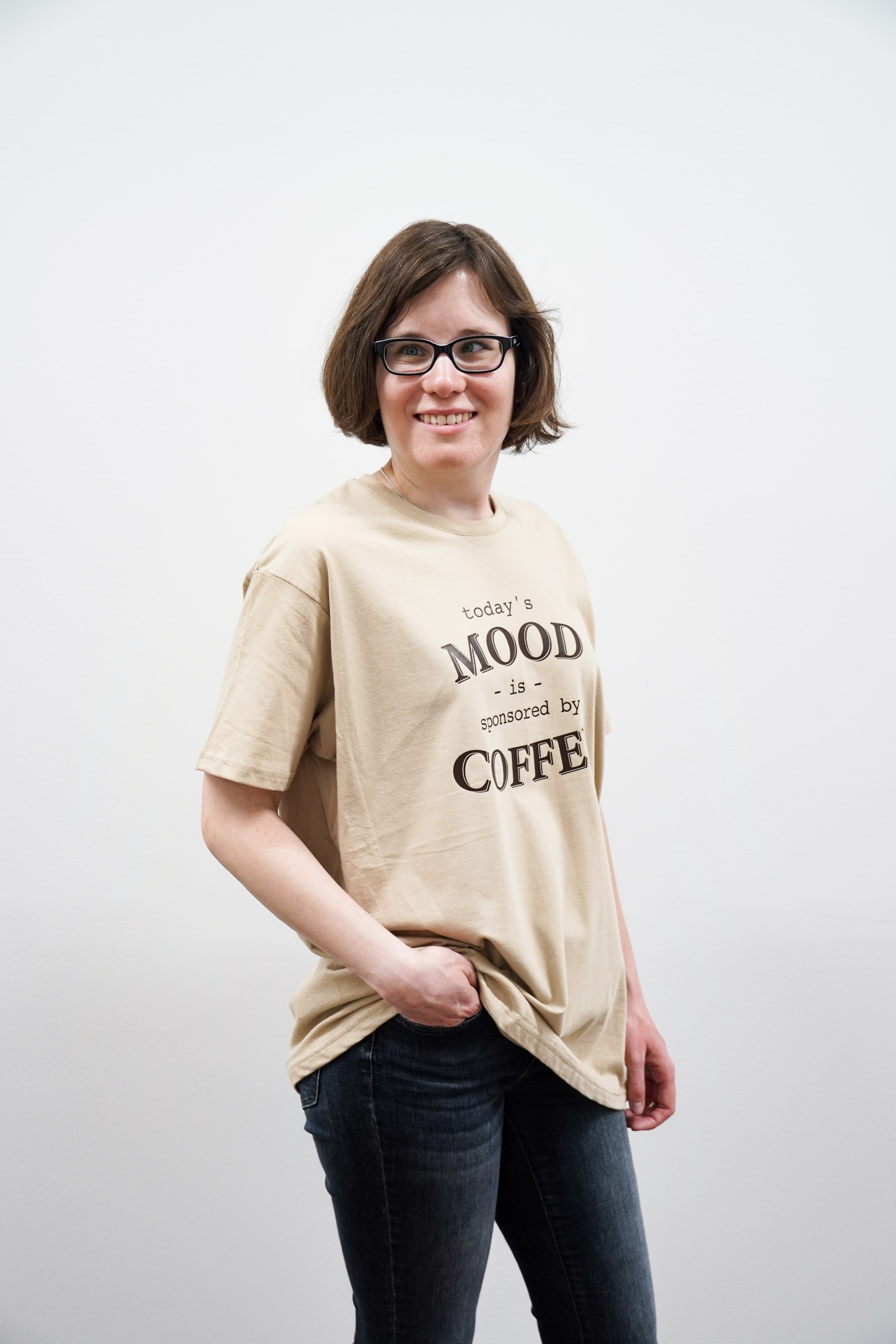 Foto von Frau mit Westpfalzrösterei T-Shirt beige mit Mood Coffee Aufdruck