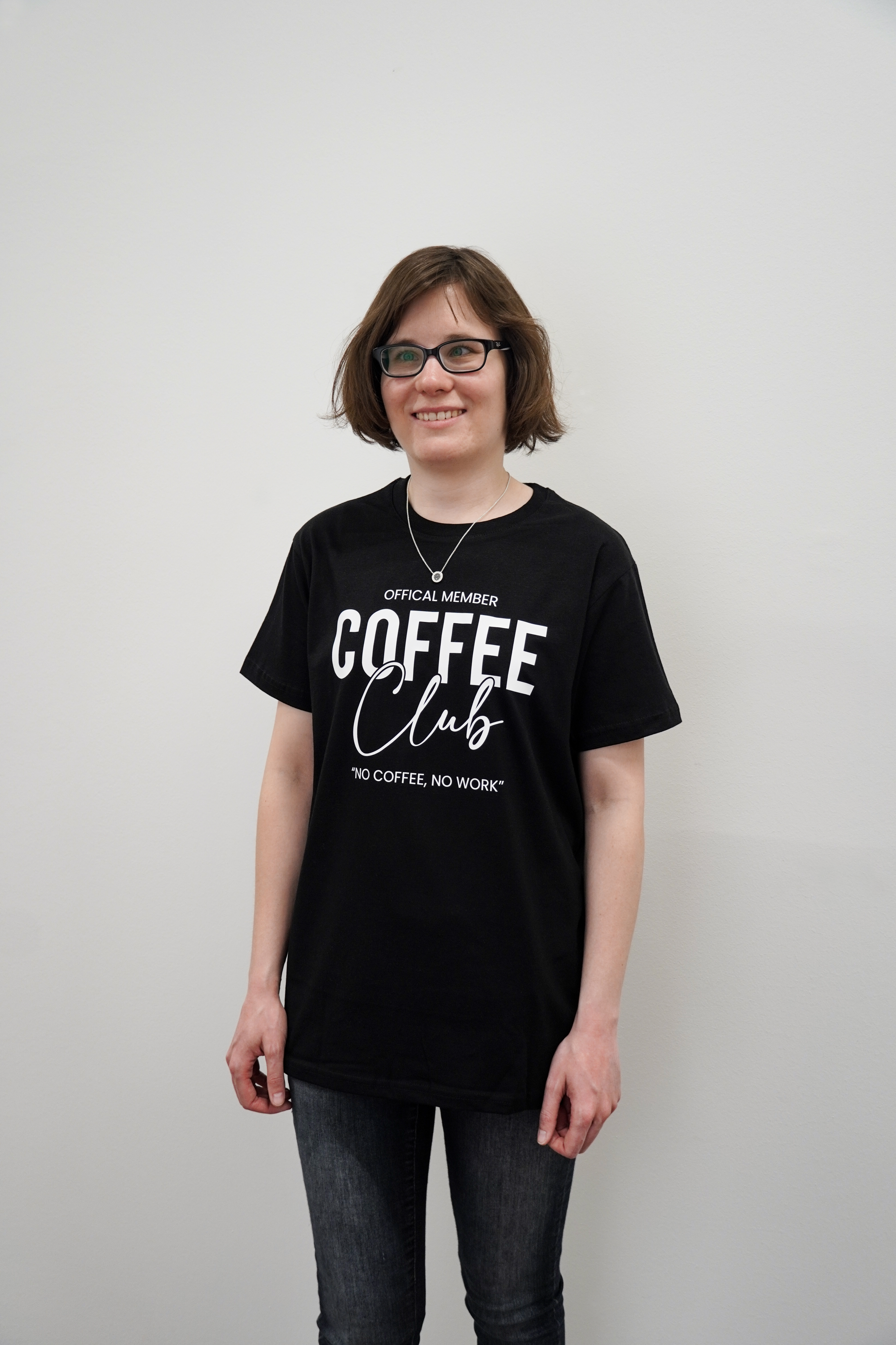 Foto von Frau mit Westpfalzrösterei T-Shirt schwarz mit Coffee Club Aufdruck