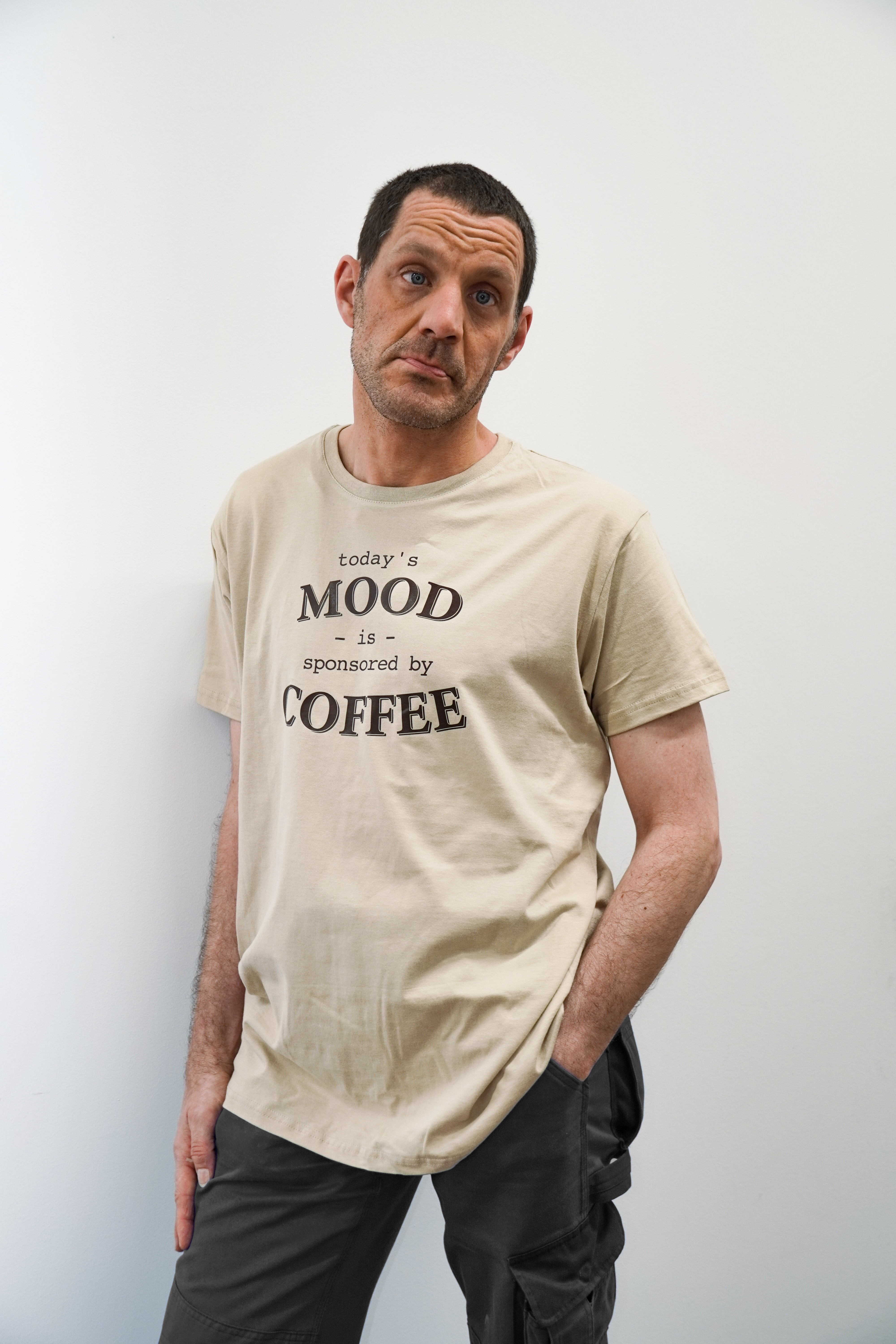 Foto von Mann mit Westpfalzrösterei T-Shirt beige mit Mood Coffee Aufdruck